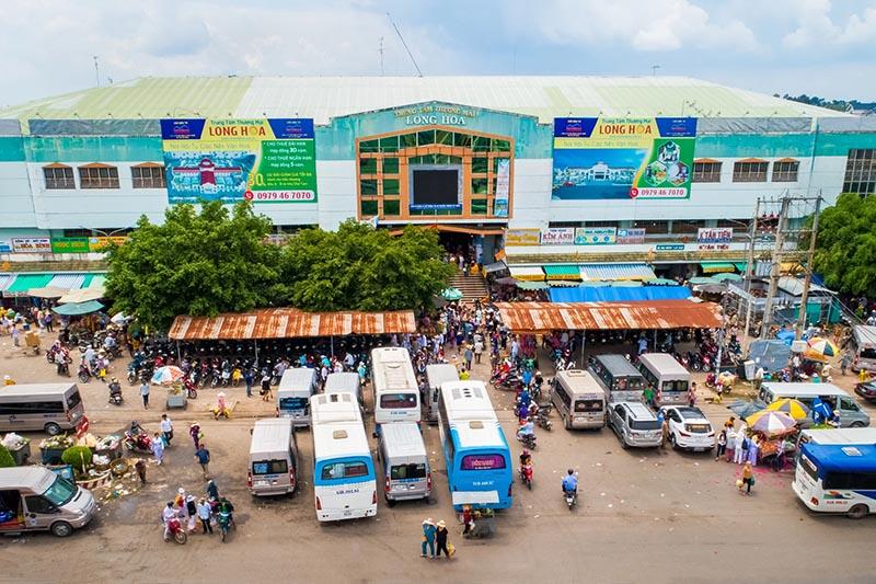 Gian hàng bán đồ lưu niệm nhỏ hoặc đặc sản địa phương gần Chùa Tòa Thánh Tây Ninh